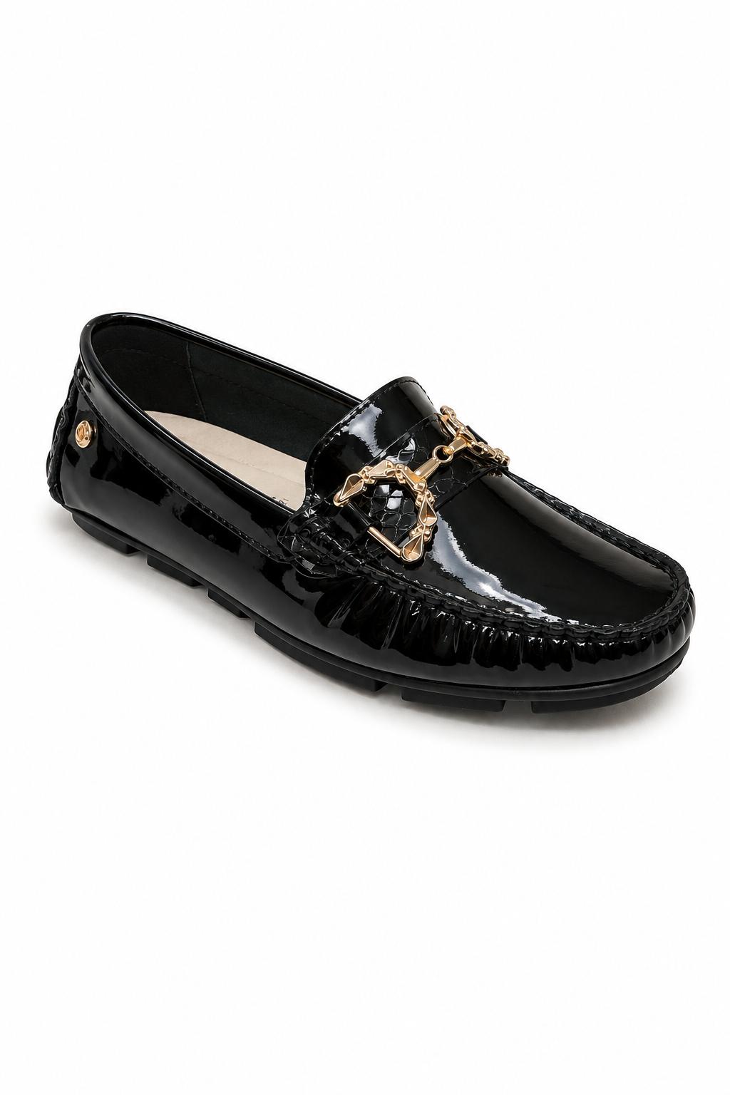 Zapato tipo mocasín en charol negro con herraje dorado