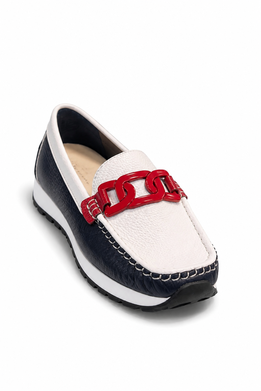 Mocasin en cuero azul talco con broche rojo