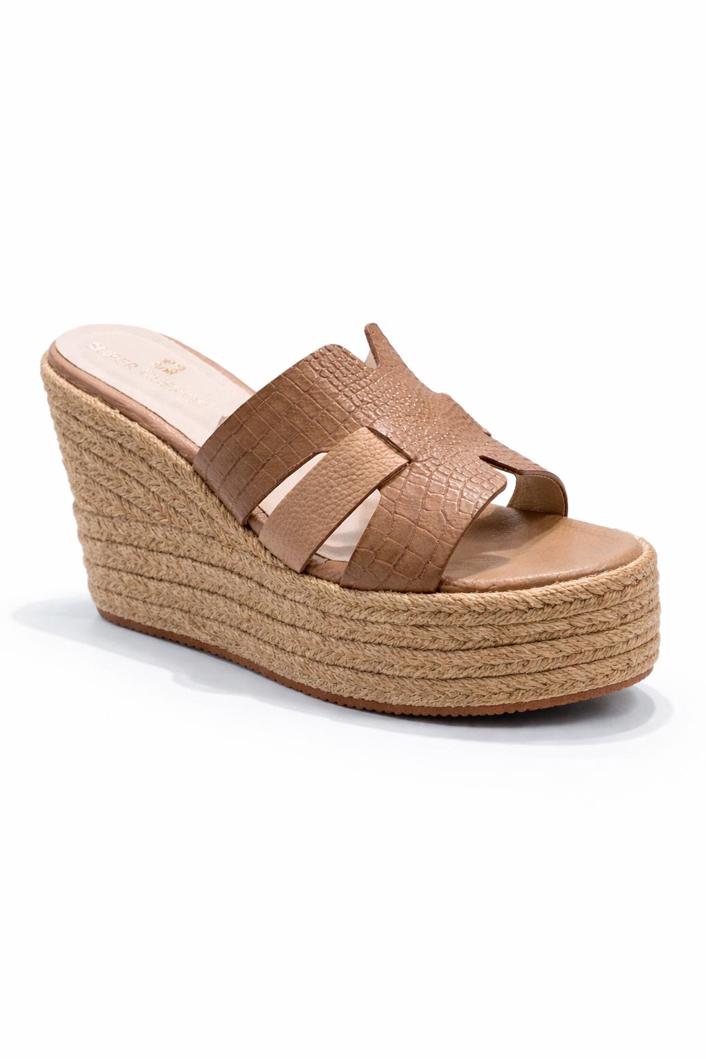 Sandalia nude y camel en cuero