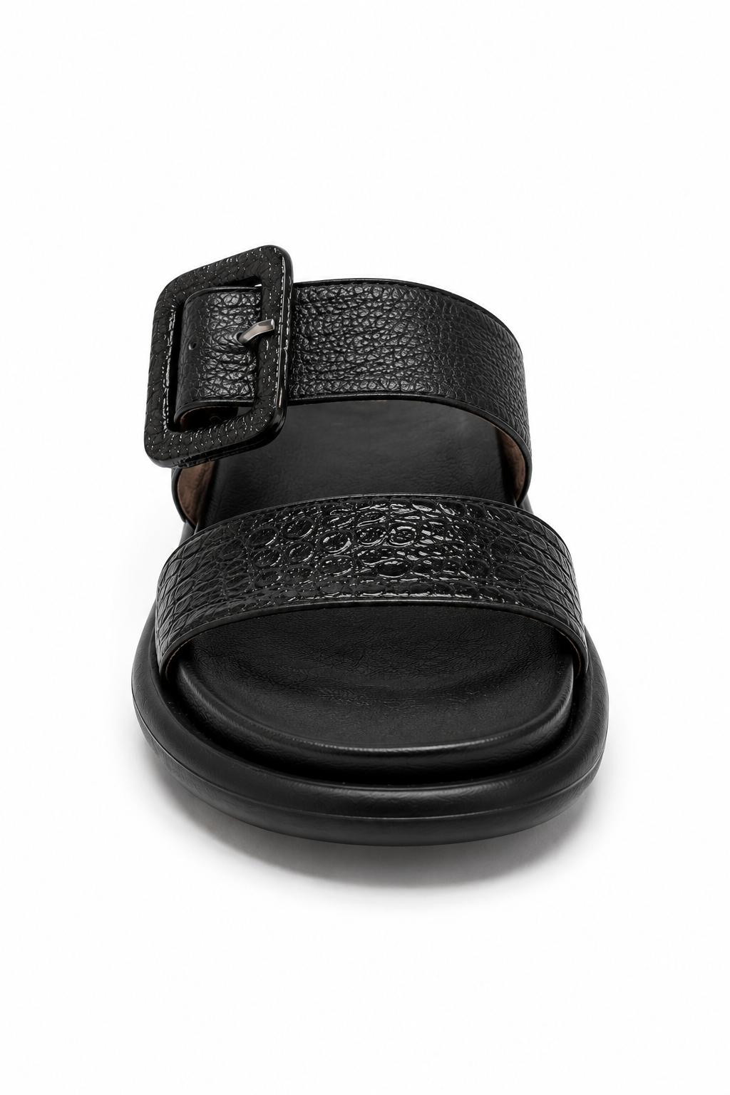 Sandalia en Cuero Negro con Hebilla Decorativa