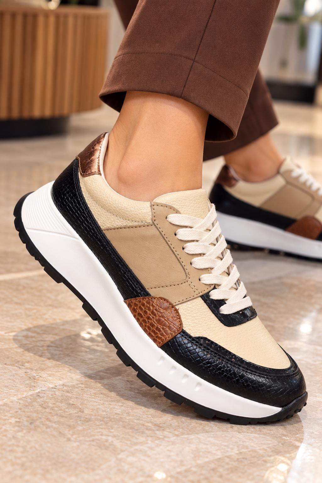 detalle del tenis en cuero negro con beige para mujer